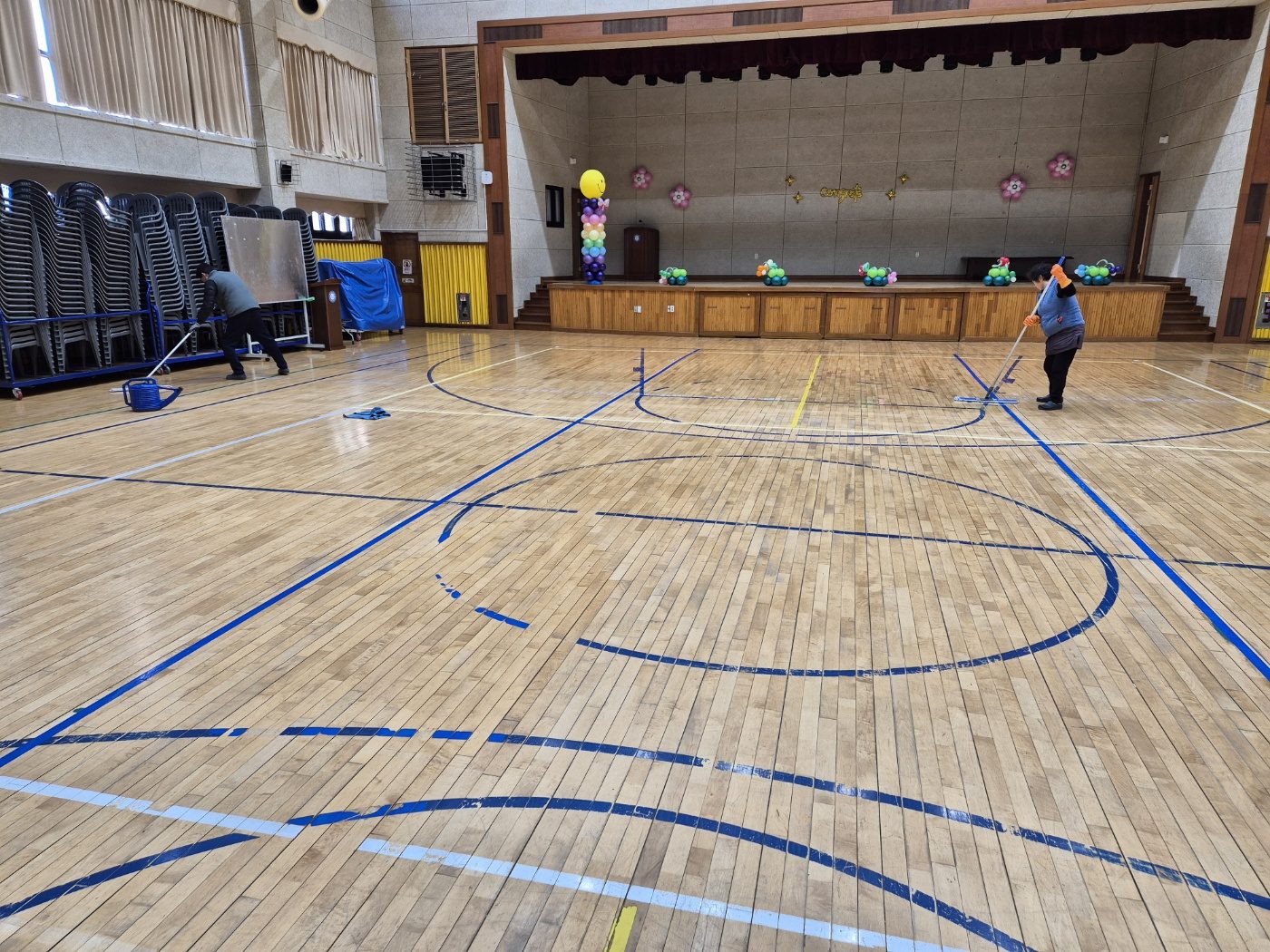 학교 체육관 청소